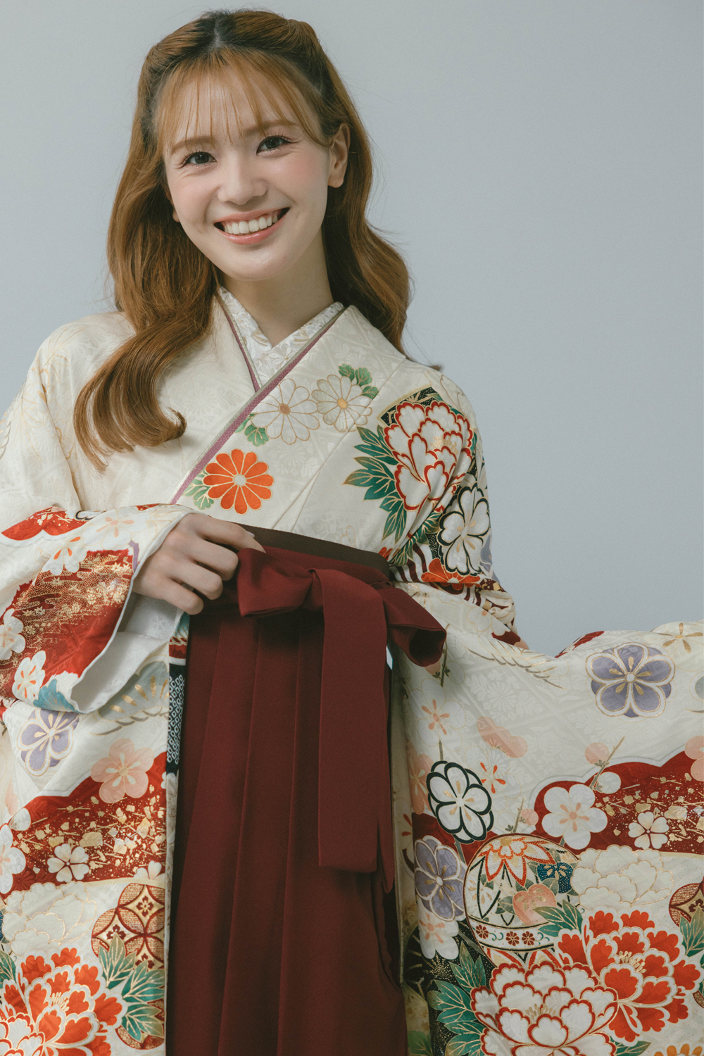 牡丹に菊疋田雲取り　鳥の子色 x エンジ　桜刺繍