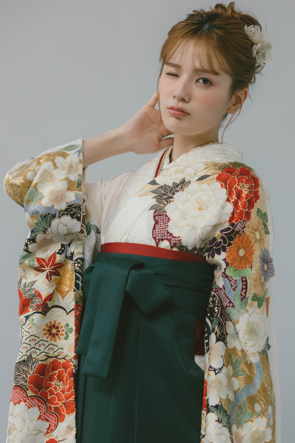 牡丹に八重桜　七宝疋田雲取り　真珠色 x 深緑