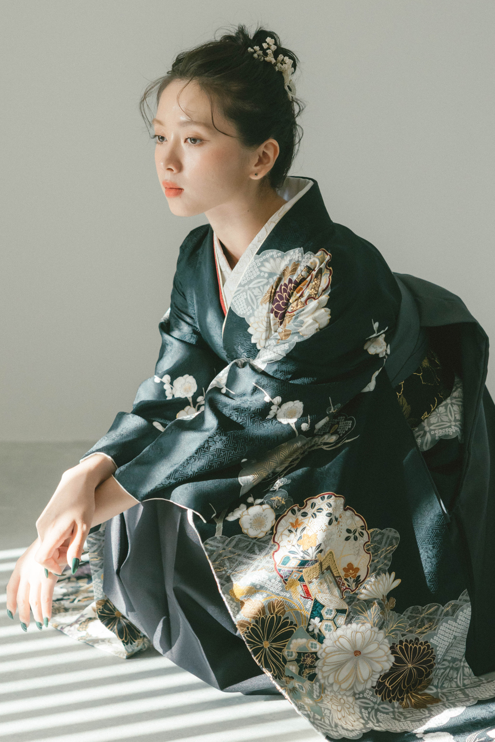 牡丹に鼓檜扇紋様　墨色 x グレーグラデーション